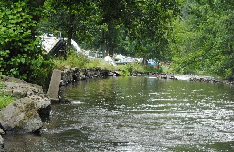 Emplacement camping-car au bord de l’eau