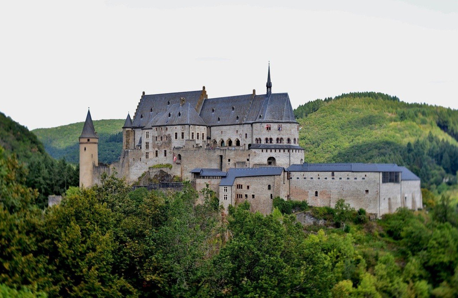 Schloss Vianden entdecken beim Wanderurlaub Luxemburg